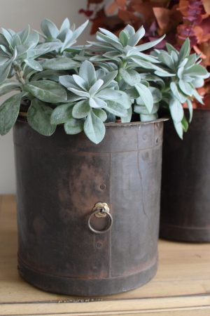 Antiker Metall Topf rustikale Vintage Deko. Dekoidee Landhaus Übertopf im Mrs Greenery Shop bestellen