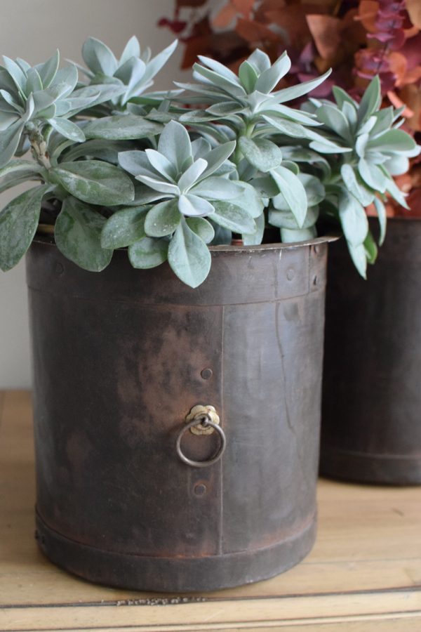 Antiker Metall Topf rustikale Vintage Deko. Dekoidee Landhaus Übertopf im Mrs Greenery Shop bestellen