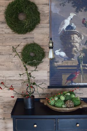 Herbstdeko mit Naturmaterialien. Wandbild Fertigkränze Deko Dekoidee Sideboard Deko Herbstlich dekorieren Cucumis Hagebutten Asparagus Kranz