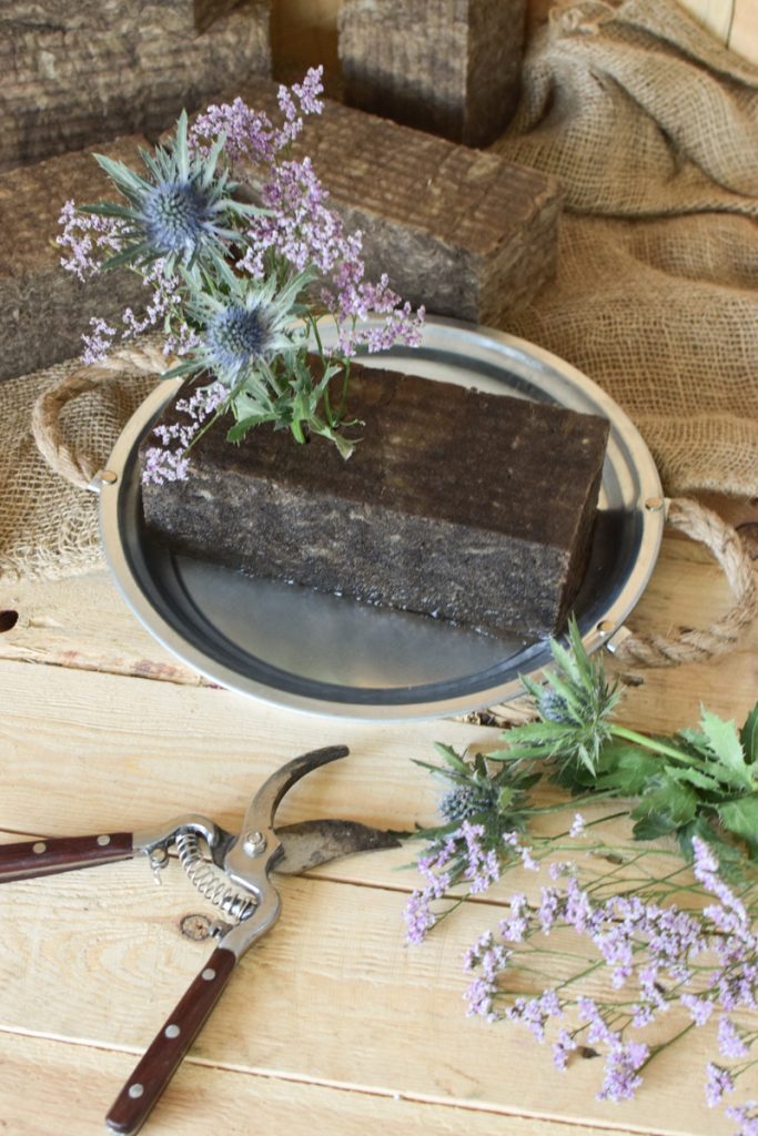 Bio Steckschaum Steckziegel. Die Alternative! Plastikfrei Blumen stecken. Für Blumengestecke aus 100% natürlichen Materialien. Für Nass- und Trockengestecke. Natürliche Steckmasse Sideau vom Mrs Greenery Shop