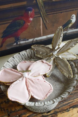 Blumen Clip aus Samt in rosa und grau. Dekoidee mit Samtblüten Blütendeko jetzt im Mrs Greenery Shop bestellen
