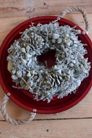 Dekoteller aus Zink. Silberfarben und perfekt als Unterlage für deine Kränze. Dekoidee Unterteller Metallteller mit Kordelgriffe rot beschichtet Zapfenkranz gewachst grau Wachskranz mit Zapfen Winterdeko Weihnachtsdeko