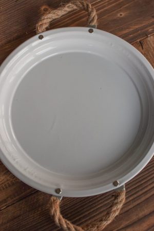 Dekoteller aus Zink. Weiß beschichtet und perfekt als Unterlage für deine Kränze. Dekoidee Unterteller Metallteller mit Kordelgriffe