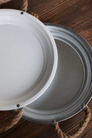 Dekoteller aus Zink. Silberfarben und perfekt als Unterlage für deine Kränze. Dekoidee Unterteller Metallteller mit Kordelgriffe