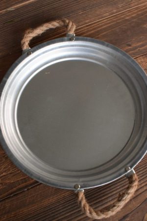 Dekoteller aus Zink. Silberfarben und perfekt als Unterlage für deine Kränze. Dekoidee Unterteller Metallteller mit Kordelgriffe