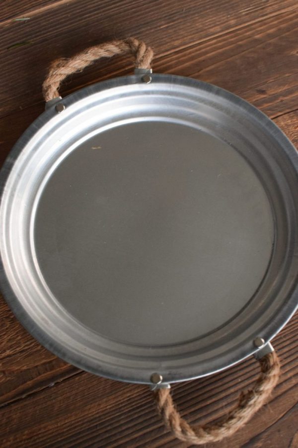 Dekoteller aus Zink. Silberfarben und perfekt als Unterlage für deine Kränze. Dekoidee Unterteller Metallteller mit Kordelgriffe