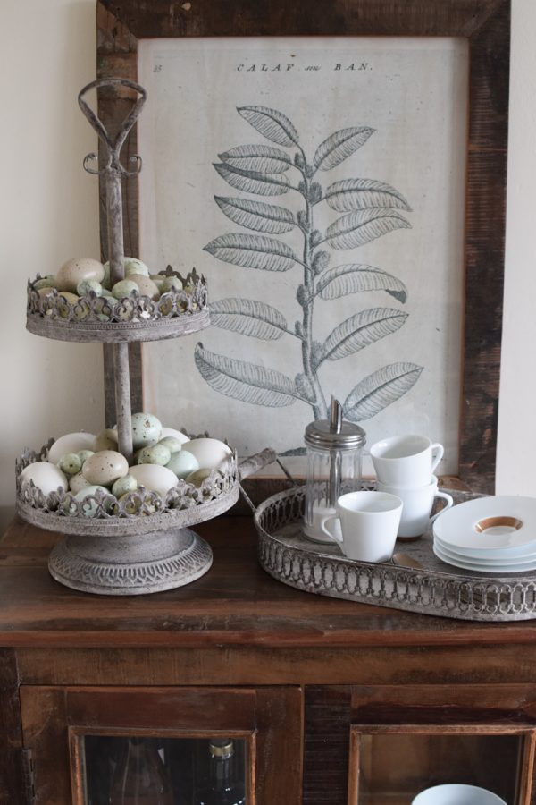 Etagere 2 Lagen Tablett mit Ornamenten und Griffen aus Metall. Metalltablett Metalldeko im Antiklook. Vintage Look im Mrs Greenery Shop bestellen