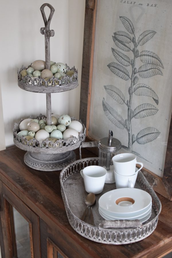 Etagere 2 Lagen Tablett mit Ornamenten und Griffen aus Metall. Metalltablett Metalldeko im Antiklook. Vintage Look im Mrs Greenery Shop bestellen