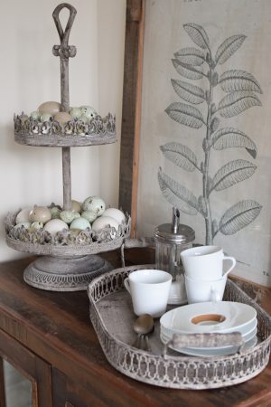 Etagere 2 Lagen Tablett mit Ornamenten und Griffen aus Metall. Metalltablett Metalldeko im Antiklook. Vintage Look im Mrs Greenery Shop bestellen