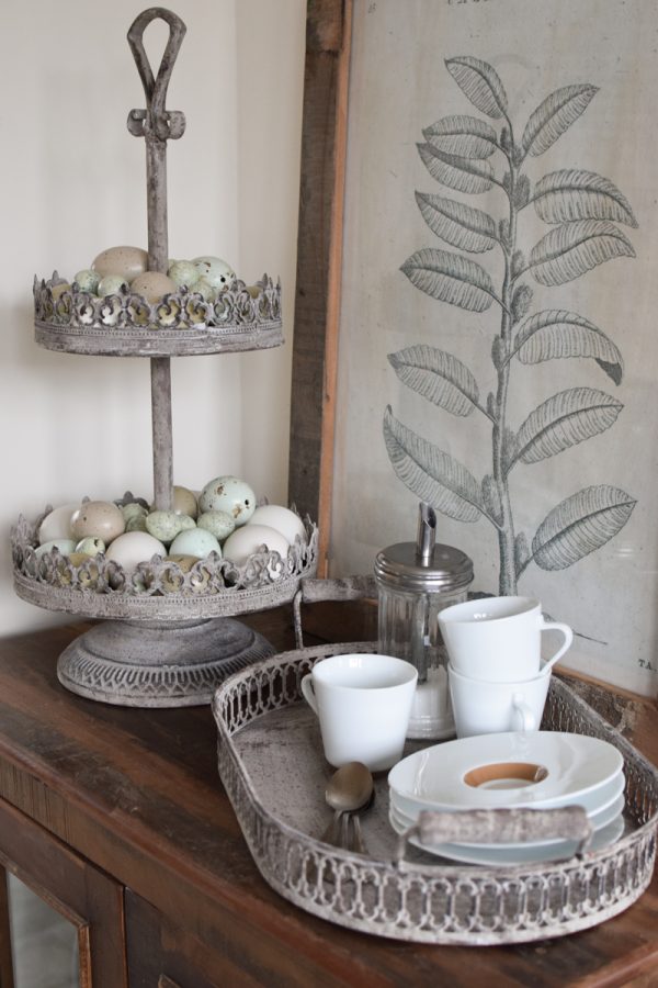 Etagere 2 Lagen Tablett mit Ornamenten und Griffen aus Metall. Metalltablett Metalldeko im Antiklook. Vintage Look im Mrs Greenery Shop bestellen