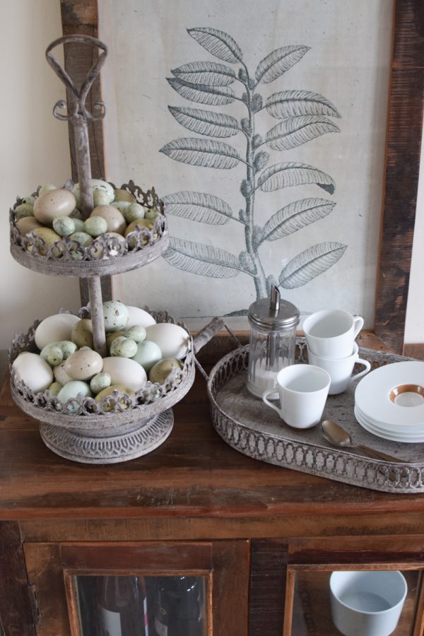 Etagere 2 Lagen Tablett mit Ornamenten und Griffen aus Metall. Metalltablett Metalldeko im Antiklook. Vintage Look im Mrs Greenery Shop bestellen