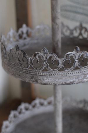 Etagere mit 2 Lagen mit Ornamenten aus Metall. Metalldeko im Antiklook. Vintage Look im Mrs Greenery Shop bestellen