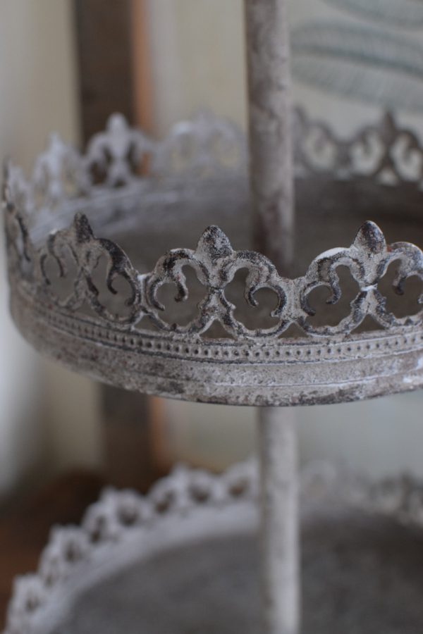 Etagere mit 2 Lagen mit Ornamenten aus Metall. Metalldeko im Antiklook. Vintage Look im Mrs Greenery Shop bestellen