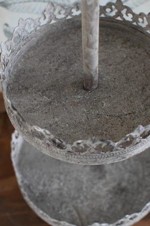 Etagere mit 2 Lagen mit Ornamenten aus Metall. Metalldeko im Antiklook. Vintage Look im Mrs Greenery Shop bestellen