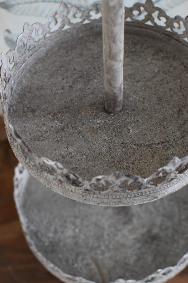 Etagere mit 2 Lagen mit Ornamenten aus Metall. Metalldeko im Antiklook. Vintage Look im Mrs Greenery Shop bestellen