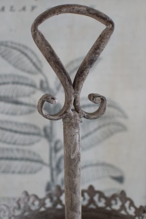 Etagere mit 2 Lagen mit Ornamenten aus Metall. Metalldeko im Antiklook. Vintage Look im Mrs Greenery Shop bestellen