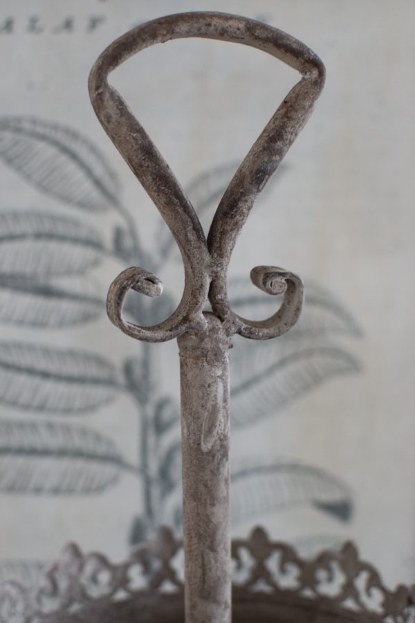 Etagere mit 2 Lagen mit Ornamenten aus Metall. Metalldeko im Antiklook. Vintage Look im Mrs Greenery Shop bestellen