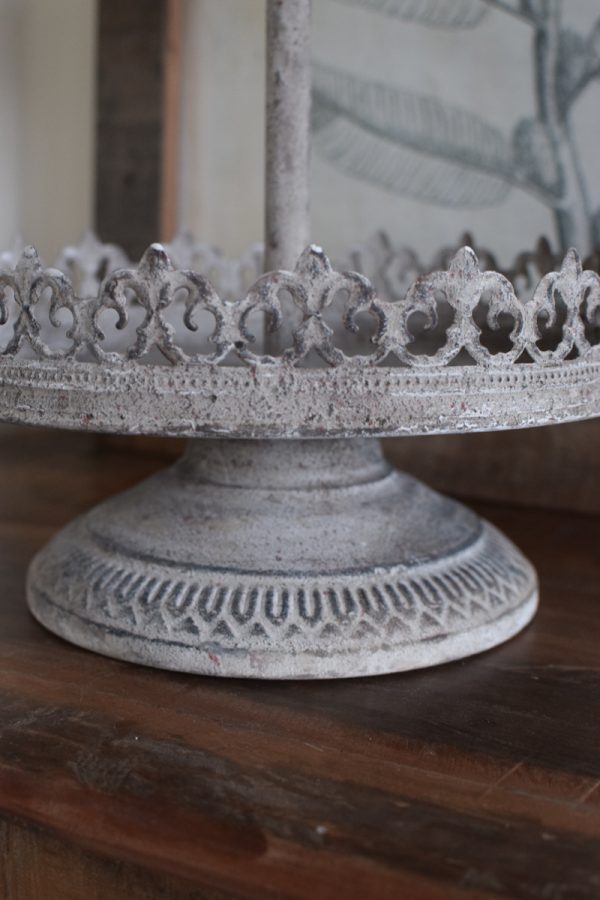 Etagere mit 2 Lagen mit Ornamenten aus Metall. Metalldeko im Antiklook. Vintage Look im Mrs Greenery Shop bestellen