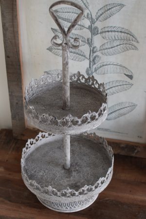 Etagere mit 2 Lagen mit Ornamenten aus Metall. Metalldeko im Antiklook. Vintage Look im Mrs Greenery Shop bestellen