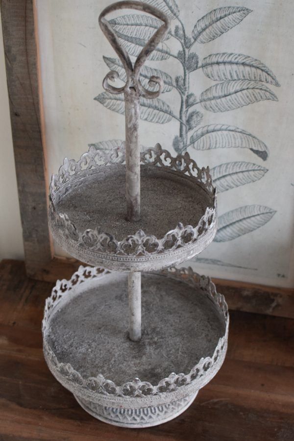 Etagere mit 2 Lagen mit Ornamenten aus Metall. Metalldeko im Antiklook. Vintage Look im Mrs Greenery Shop bestellen