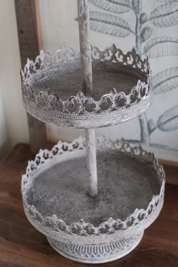 Etagere mit 2 Lagen mit Ornamenten aus Metall. Metalldeko im Antiklook. Vintage Look im Mrs Greenery Shop bestellen