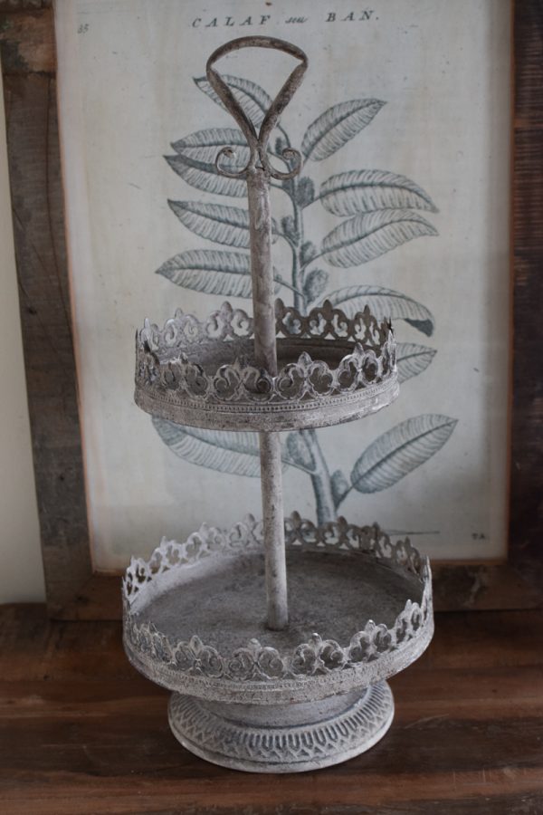 Etagere mit 2 Lagen mit Ornamenten aus Metall. Metalldeko im Antiklook. Vintage Look im Mrs Greenery Shop bestellen