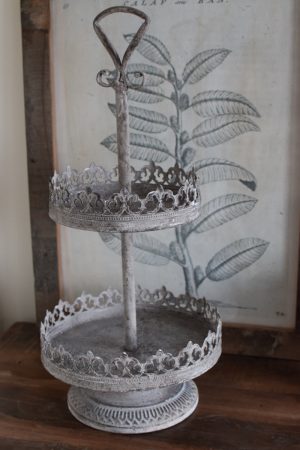 Etagere mit 2 Lagen mit Ornamenten aus Metall. Metalldeko im Antiklook. Vintage Look im Mrs Greenery Shop bestellen