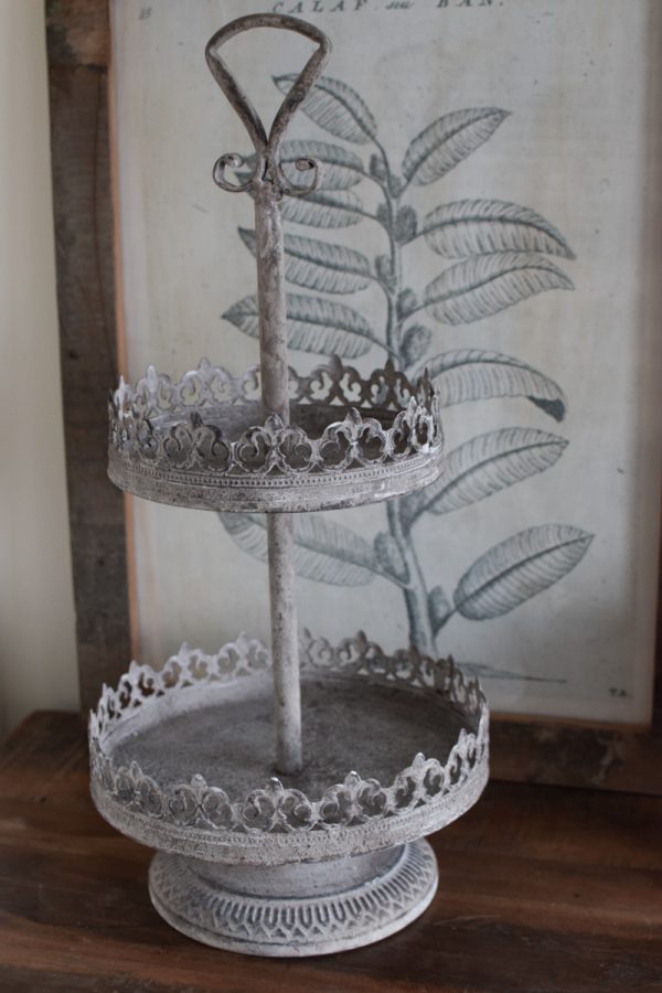 Etagere mit 2 Lagen mit Ornamenten aus Metall. Metalldeko im Antiklook. Vintage Look im Mrs Greenery Shop bestellen