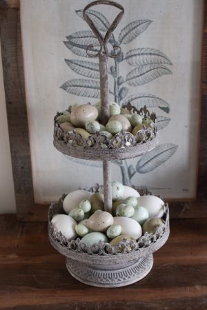 Etagere mit 2 Lagen mit Ornamenten aus Metall. Metalldeko im Antiklook. Vintage Look im Mrs Greenery Shop bestellen Osterdeko Ostereier Osteridee Dekoidee