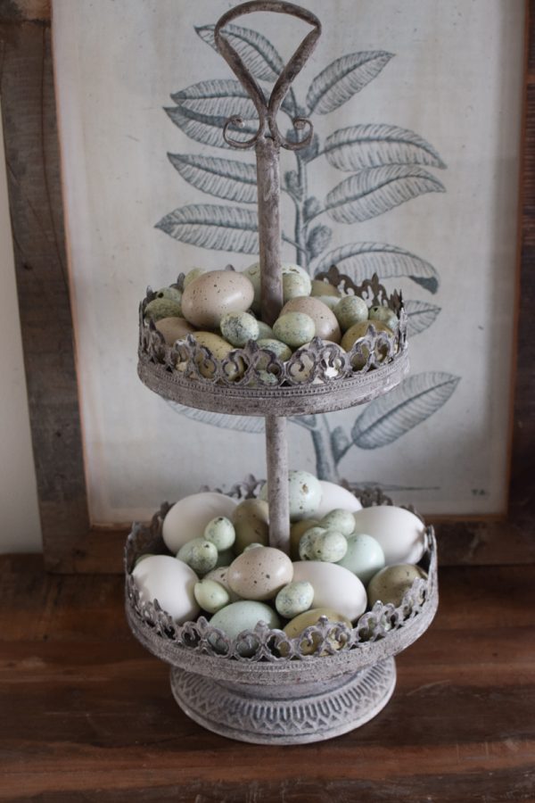 Etagere mit 2 Lagen mit Ornamenten aus Metall. Metalldeko im Antiklook. Vintage Look im Mrs Greenery Shop bestellen Osterdeko Ostereier Osteridee Dekoidee