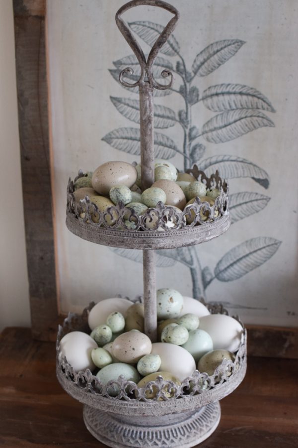 Etagere mit 2 Lagen mit Ornamenten aus Metall. Metalldeko im Antiklook. Vintage Look im Mrs Greenery Shop bestellen Osterdeko Ostereier Osteridee Dekoidee