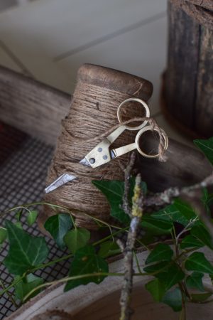 Fadenrolle mit Schere. Antiker Look. Bindfaden auf Spule Holzspule im Mrs Greenery Shop bestellen