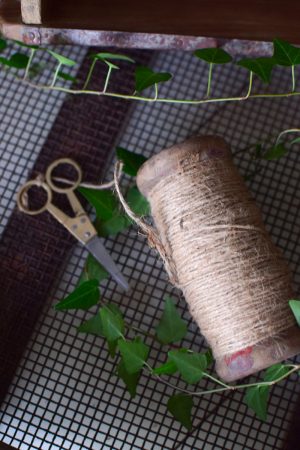 Fadenrolle mit Schere. Antiker Look. Bindfaden auf Spule Holzspule im Mrs Greenery Shop bestellen