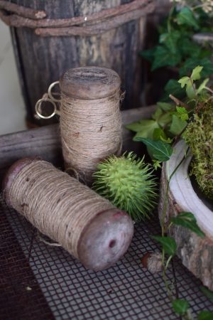Fadenrolle mit Schere. Antiker Look. Bindfaden auf Spule Holzspule im Mrs Greenery Shop bestellen