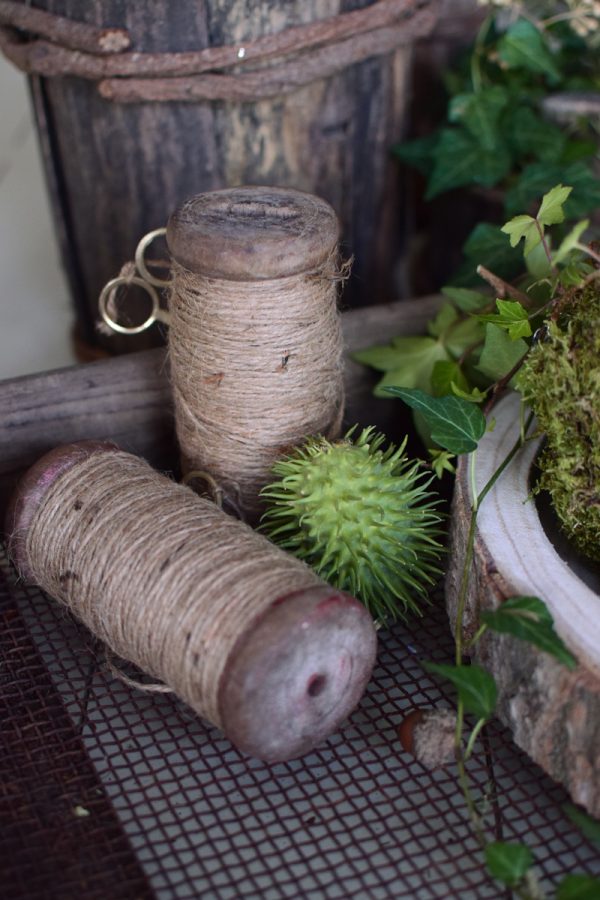 Fadenrolle mit Schere. Antiker Look. Bindfaden auf Spule Holzspule im Mrs Greenery Shop bestellen