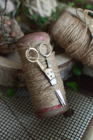 Fadenrolle mit Schere. Antiker Look. Bindfaden auf Spule Holzspule im Mrs Greenery Shop bestellen