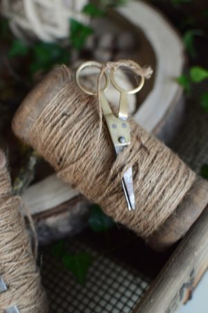 Fadenrolle mit Schere. Antiker Look. Bindfaden auf Spule Holzspule im Mrs Greenery Shop bestellen