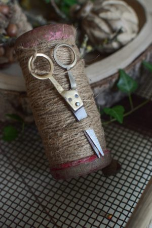 Fadenrolle mit Schere. Antiker Look. Bindfaden auf Spule Holzspule im Mrs Greenery Shop bestellen
