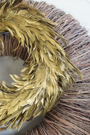 Federkranz gold. Wilder Kranz aus Federn gold. Kränze Osterkranz goldig Größe 50 cm aus Federn im Mrs Greenery Shop bestellen
