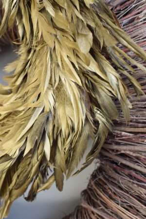 Federkranz gold. Wilder Kranz aus Federn gold. Kränze Osterkranz goldig Größe 50 cm aus Federn im Mrs Greenery Shop bestellen