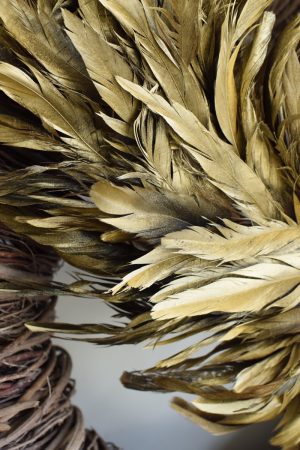 Federkranz gold. Wilder Kranz aus Federn gold. Kränze Osterkranz goldig Größe 50 cm aus Federn im Mrs Greenery Shop bestellen