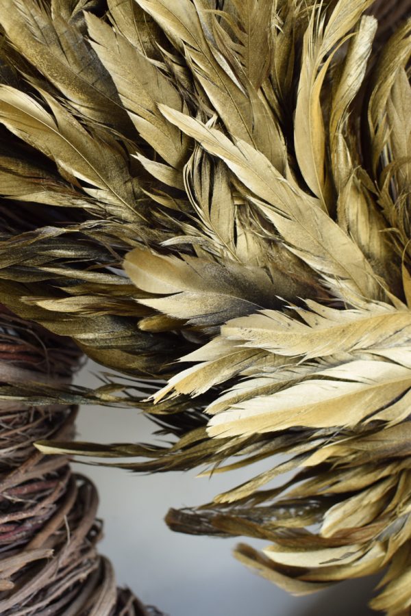 Federkranz gold. Wilder Kranz aus Federn gold. Kränze Osterkranz goldig Größe 50 cm aus Federn im Mrs Greenery Shop bestellen