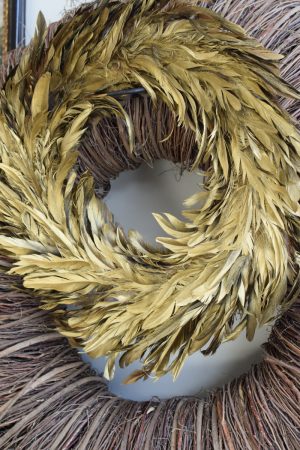 Federkranz gold. Wilder Kranz aus Federn gold. Kränze Osterkranz goldig Größe 50 cm aus Federn im Mrs Greenery Shop bestellen