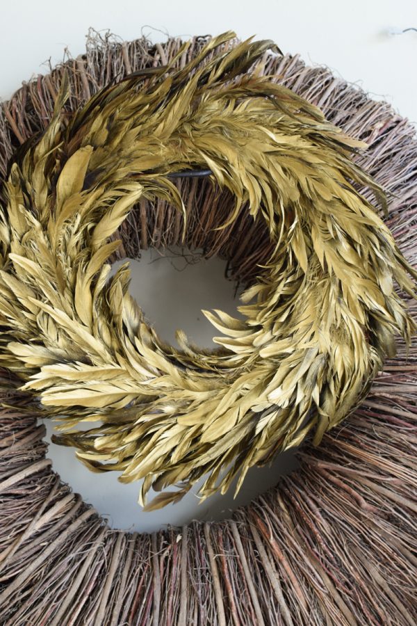 Federkranz gold. Wilder Kranz aus Federn gold. Kränze Osterkranz goldig Größe 50 cm aus Federn im Mrs Greenery Shop bestellen