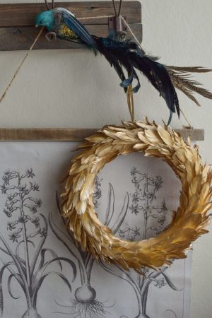 Federkranz. Goldiger Kranz aus Federn. Elegant und besonders. Goldig und schön