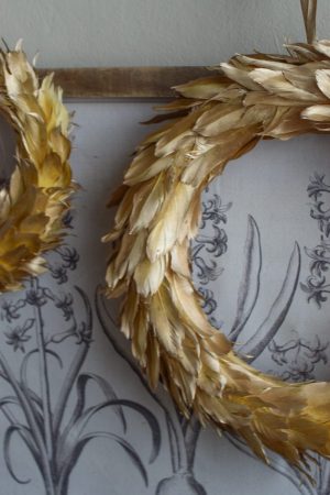 Federkranz. Goldiger Kranz aus Federn. Elegant und besonders. Goldig und schön