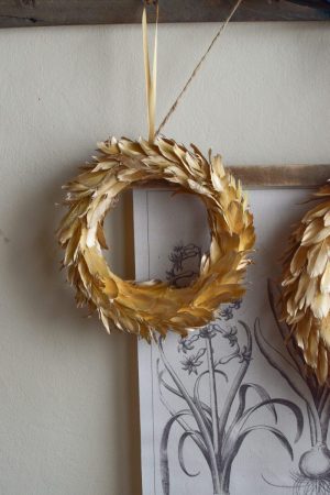 Federkranz. Goldiger Kranz aus Federn. Elegant und besonders. Goldig und schön