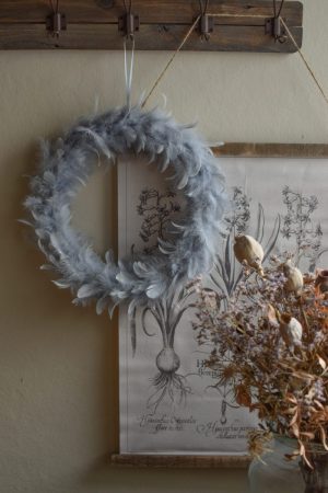 Federkranz. Grauer Kranz aus Federn. Elegant und besonders.