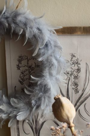 Federkranz. Grauer Kranz aus Federn. Elegant und besonders.