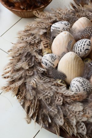 Federkranz braun hell Kranz fertig gebunden Kränze dekorieren Dekoidee Osterdeko Osterkranz im Mrs Greenery Shop bestellen kaufen